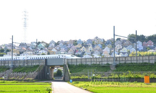 東海道新幹線の車窓から見える三角屋根とパステルカラーの家々…あの風景はどこ？記者が訪ねた