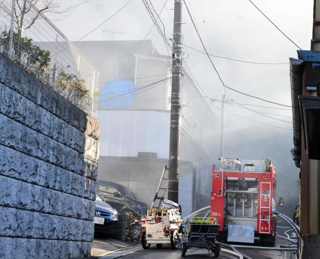 「2階から煙が…」鎌倉のアパートで火事 5世帯5人が入居、けが人はなし