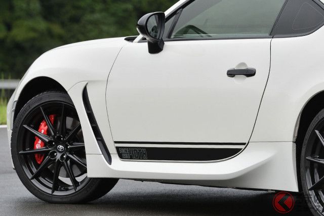 トヨタが新型「ハチロク」発表！ なぜ「パンダトレノ」を完全再現？ 「AE86」オマージュの特別モデルがカッコいい！