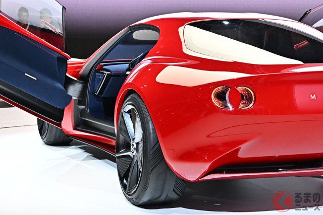 マツダ「新型2ドアスポーツカー」“再”登場！ まさかの「次期RX-7」期待高まる新モデル公開に称賛の声！ 「ICONIC SP」来名に大反響