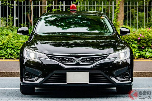 最近の「覆面パトカー」は見分けづらい！ 「クラウン」以外も存在!?  交通ルールをキッチリ守る「2名乗車のセダン」が要注意なワケ（くるまのニュース）｜ｄメニューニュース（NTTドコモ）