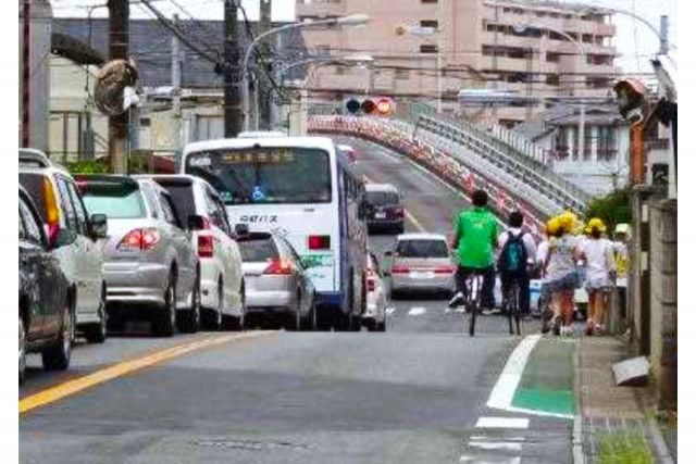 大渋滞エリア「津田沼」の「南北分断」解消近し!? 念願の「JRと京成またぐ道路」が完成間近 橋脚も見えてきた！