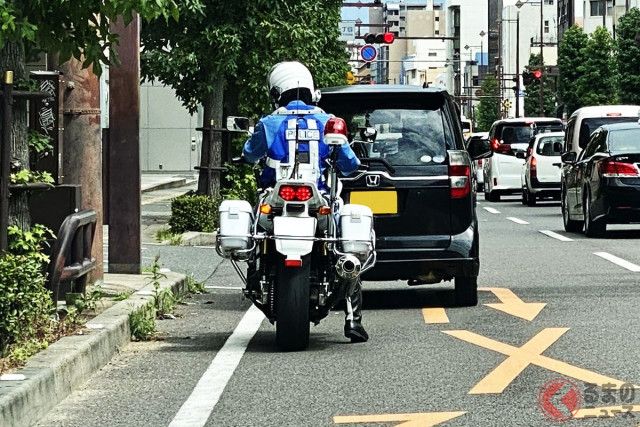 謎の「白バイコスプレおじさん」 違反じゃないの？ 「警察”風”」の白バイクに青ユニフォームが話題に… 法的にはどうなる？  元警察官が解説（くるまのニュース）｜ｄメニューニュース（NTTドコモ）