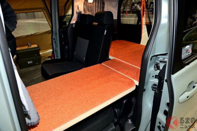 トヨタ斬新「シエンタ“車中泊仕様”」実車展示！ 「オシャレなベッド」装備＆“DIY”カンタン取付可能！ すぐ爆睡できて超便利な「ベッド キット仕様」に熱視線！（くるまのニュース）｜ｄメニューニュース（NTTドコモ）