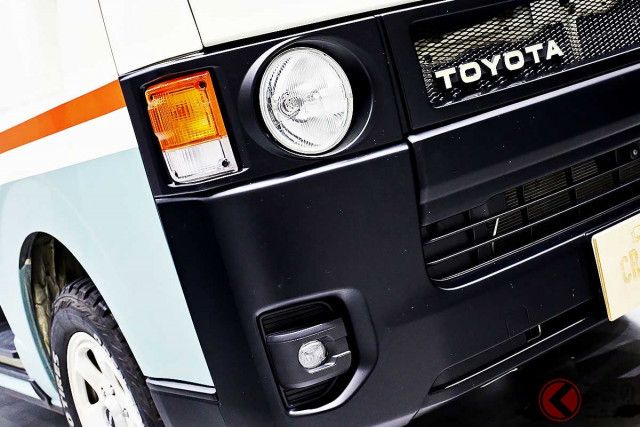 トヨタ「“おしゃ”ハイエース」実車公開！ 「丸目」な黒顔＆「高級ジーンズ」内装がカッコイイ！  爽快カラーの「FDクラシック」登場（くるまのニュース）｜ｄメニューニュース（NTTドコモ）