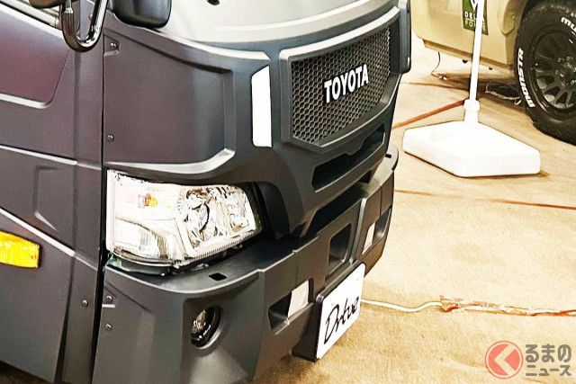 トヨタ「凄い車中泊モデル」実車展示！ TOYOTAエンブレム×ゴツ顔採用!?  黒い「カムロード」現る！（くるまのニュース）｜ｄメニューニュース（NTTドコモ）