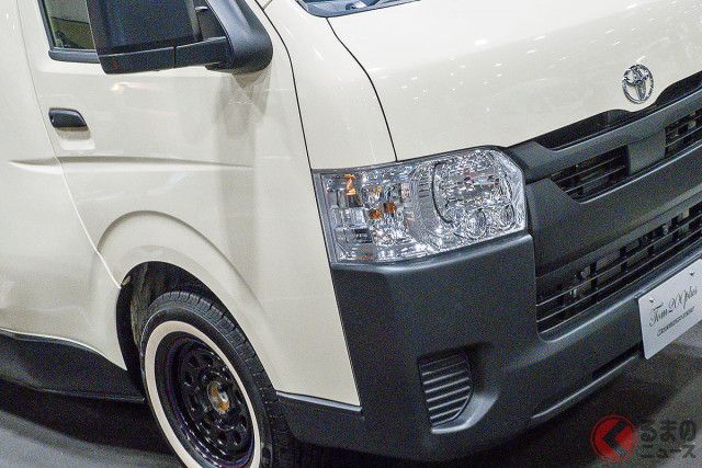 トヨタ「“2階建て”ハイエース!?」公開！ 超ワイドで「6人寝られる」！ オシャな「ウッド内装」もシブいセキソーボディ「TOM200  PLUS」名古屋で実車展示（くるまのニュース）｜ｄメニューニュース（NTTドコモ）