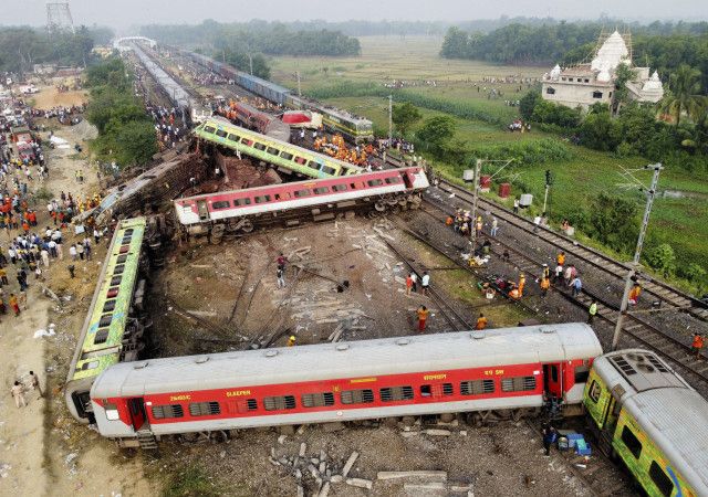 インド列車衝突、死者288人に　安全対策に遅れ、脱線車両は大破
