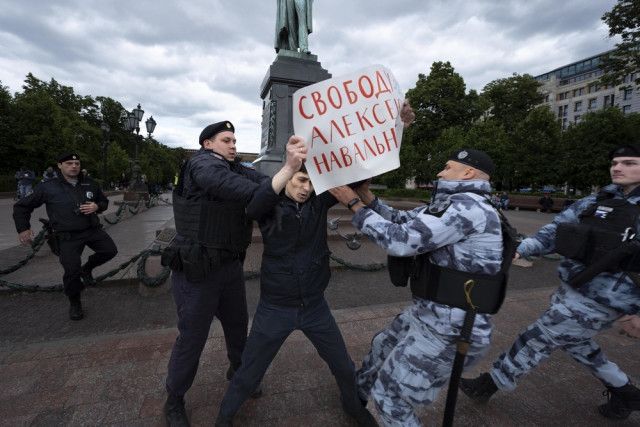 ロシアで抗議、拘束117人に　反政府活動家呼びかけ応じ