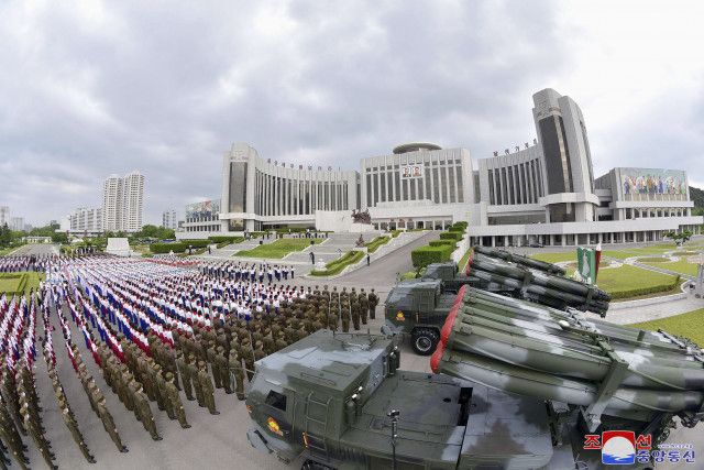 子どもが軍にロケット砲「贈呈」　北朝鮮、すぐに配備