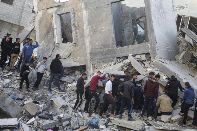 ガザ南部侵攻へ準備か　イスラエル軍空爆、30人死亡