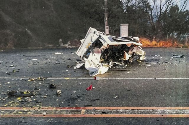 衝突事故で2人死亡、岡山　大型トラックと軽乗用車