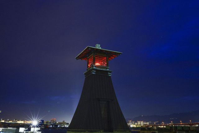 現役最古の「木造灯台」再点灯　兵庫・西宮、移設完了で