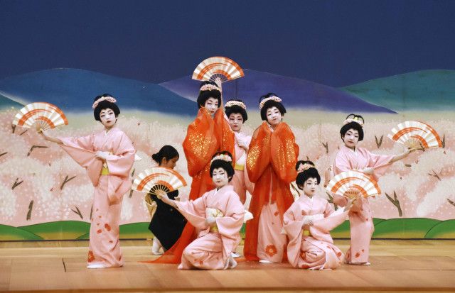 勧進帳舞台の小松で子ども歌舞伎　石川県、500人の観客魅了