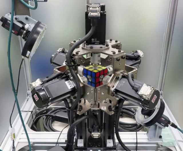 六面立体パズル、0.3秒で完成　三菱電機のロボット、ギネス認定