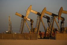 NY原油続伸、供給不安で　株は211ドル高