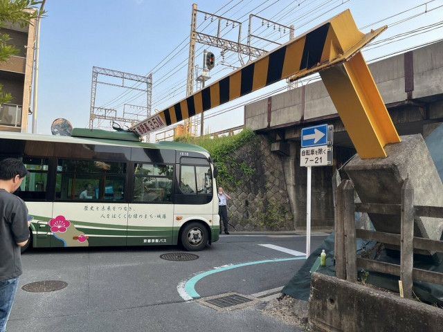 コミュニティーバス、傾いた高さ制限ガードにぶつかる　高架下通行止めに　京都・城陽