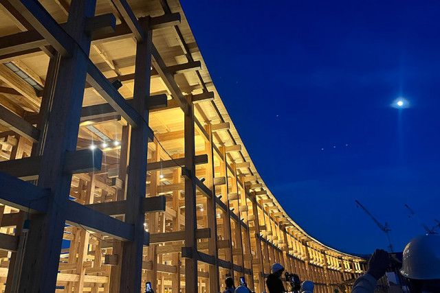 大阪・関西万博「大屋根リング」が初ライトアップ　全長約２ｋｍ…木組みの進捗は約９割