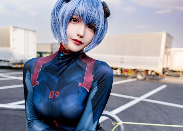 エヴァ』綾波レイのコスプレイヤーが圧巻美スタイル！ 体のライン