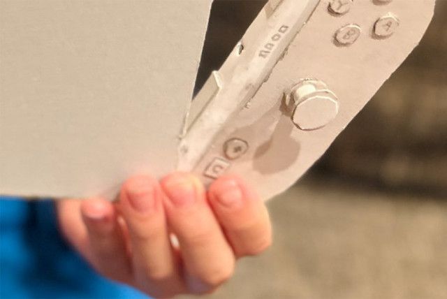 Switch 2の抽選に落選したので自作した」 ゲーム機型の革財布が