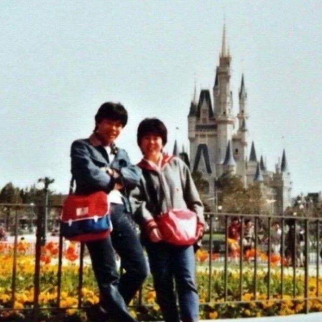 20代で訪れた東京ディズニーランド「41年ぶりの」同じ場所で記念撮影！夫婦の写真が話題「長い年月を経て、素敵な一枚」  （まいどなニュース）｜ｄメニューニュース（NTTドコモ）