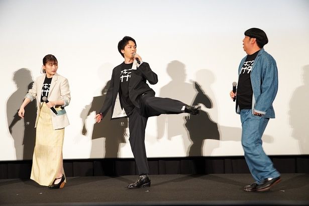 中村倫也、『宇宙人のあいつ』で日村勇紀に華麗な回し蹴りを伝授。伊藤沙莉も「カッコいい！」と歓喜