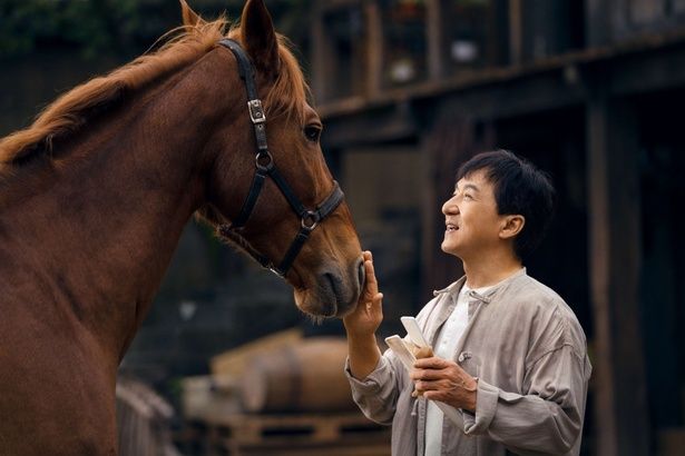 ジャッキー・チェン50周年記念アクション超大作『ライド・オン』愛馬と共演した本編シーン（MOVIE WALKER  PRESS）｜ｄメニューニュース（NTTドコモ）