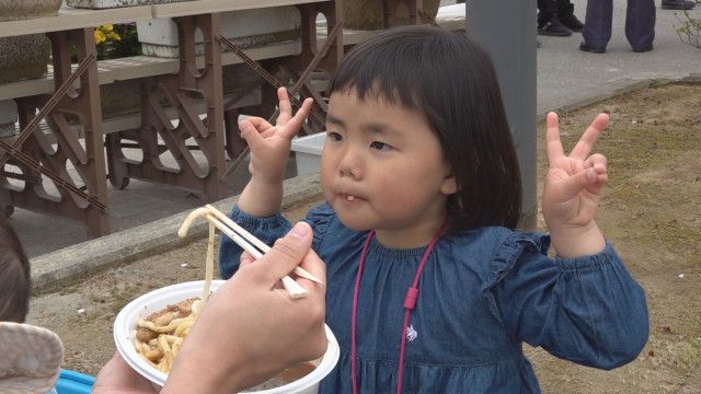 再会を喜ぶ笑顔 ひさびさの出店で笑顔 地域の桜まつりにぎわう 石川・珠洲市