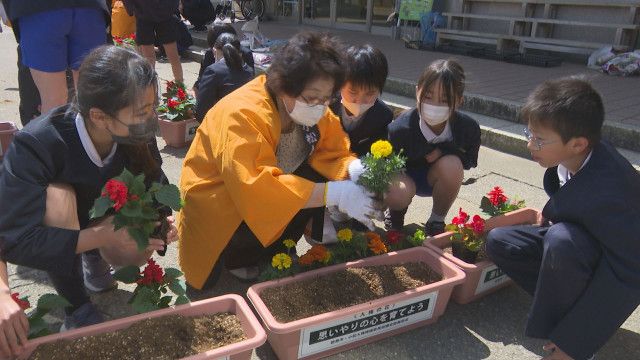 「命を大切にする心育んで」石川・能美市の小学校に“人権の花”贈呈