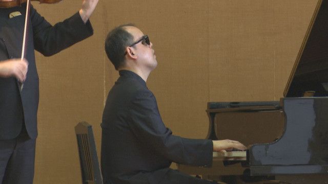 生後1か月で失明も世界的コンクールで入賞 全盲のピアニスト・梯剛之さんが小学校で演奏会