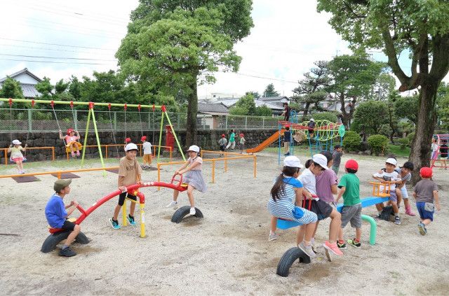 「夢の庭園」完成へ着々　長崎・島原市立第一小　浄財で遊具更新、芝生広場も１０月供用