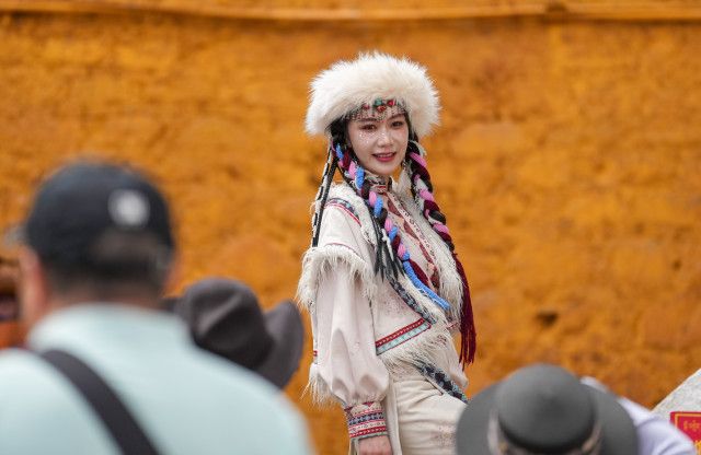 チベット族伝統衣装の継承と革新 中国西蔵自治区（新華社通信