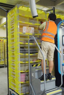 ロボット2600台が棚自在に動かす、アマゾン最先端倉庫の秘密