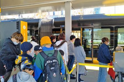 開業３カ月で利用者100万人台…公共交通に定着「宇都宮LRT」の課題
