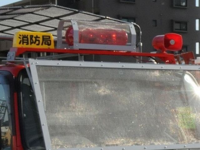 福岡市中央区清川2丁目1番付近に建物火災で消防隊出動