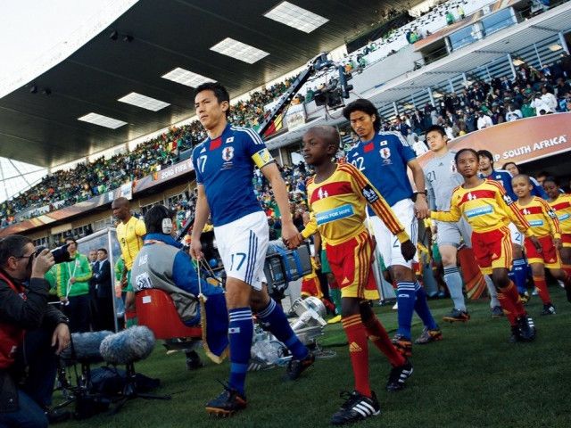 「佑二、お前が悪いわけじゃない」岡田武史がいま明かす13年前W杯“キャプテン交代”秘話「正直覚悟したよ。長谷部が無理って断ってきたら…」