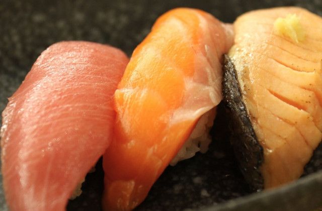 「くら寿司」、価格高騰中のサーモン“安値”で！　国産サーモンとマグロのトロ楽しめるフェア開始