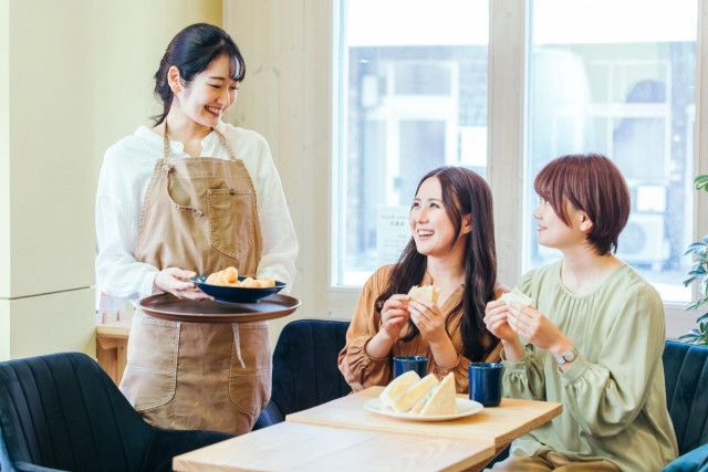 販売 食べ終わった食器を重ねる人