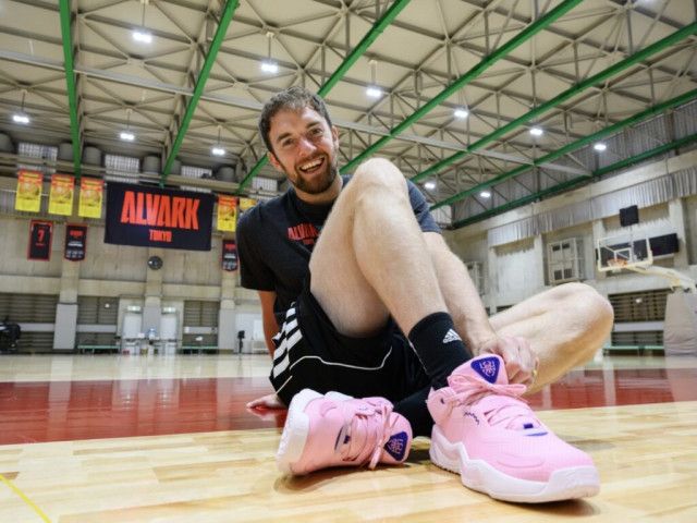 Bリーグ選手が試合でピンクのバッシュを履き続ける理由とは