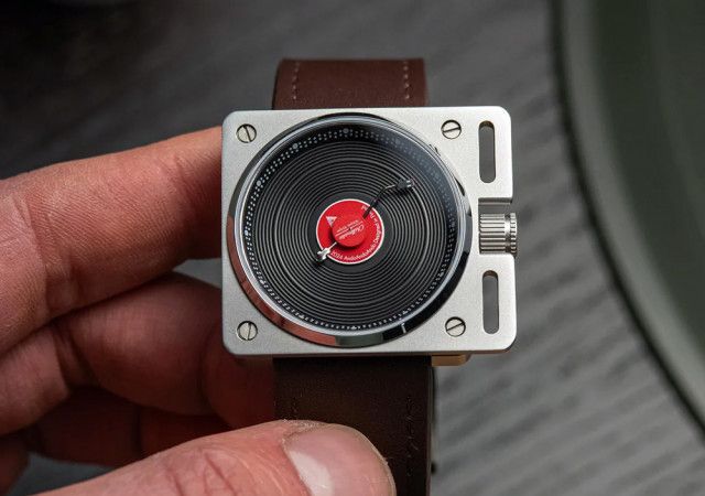 テクニクス「SL-1200」をデザインモチーフにした機械式腕時計が