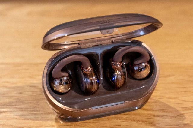 JBL初のイヤーカフ型イヤホン「Soundgear Clips」お披露目。未発表新