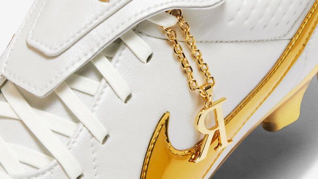 NIKEからロナウジーニョとコラボした伝説スパイク「タッチオブゴールド