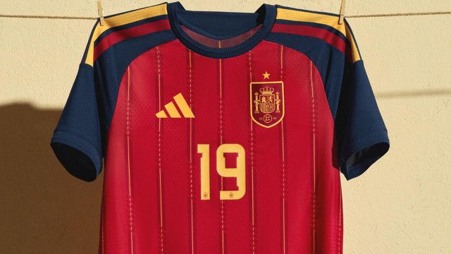 スペイン代表、2026W杯に向けた新ユニフォームを発表！“デビュー戦”で
