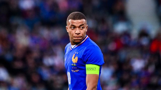 エムバペ サッカー フランス代表ユニフォーム いかつい