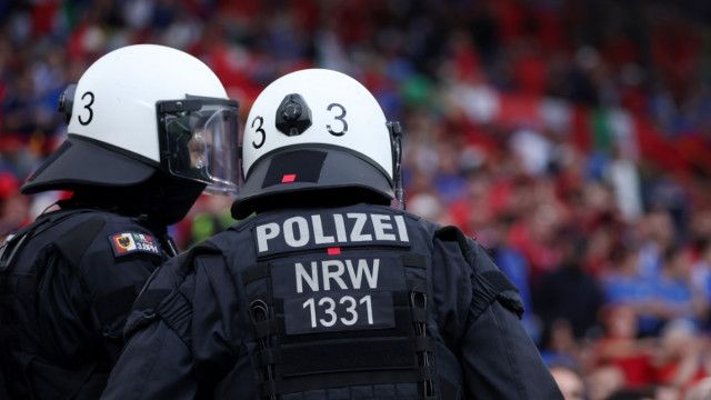 EURO開催地ハンブルク、つるはしで脅す男を警察が銃撃　火炎瓶に着火寸前