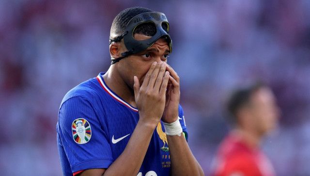 鼻骨折のエムバペ、フェイスマスク姿で今EURO初ゴール！デシャン監督は「汗をかくと目に…」