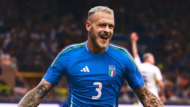 トリコローレ”を強調！イタリア代表が新ユニフォームを発表 EURO2024に向けた「前回王者の戦闘服」（Qoly）｜ｄメニューニュース（NTTドコモ）