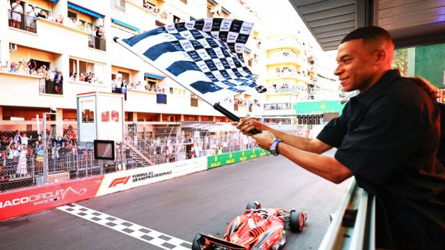 エムバペ、F1モナコGPでチェッカーフラッグ担当！優勝したフェラーリのルクレールを祝福したワケ