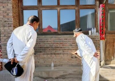 他界した高齢男性、自宅壁に数万字の「見聞や知の世界」書き残して評判に―中国