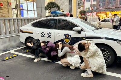 「逮捕ポーズ」撮影が人気で長沙市の警察署が大混雑、公務執行への支障懸念する声も―中国